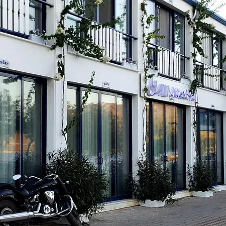 Yali Suites Palamutbuku